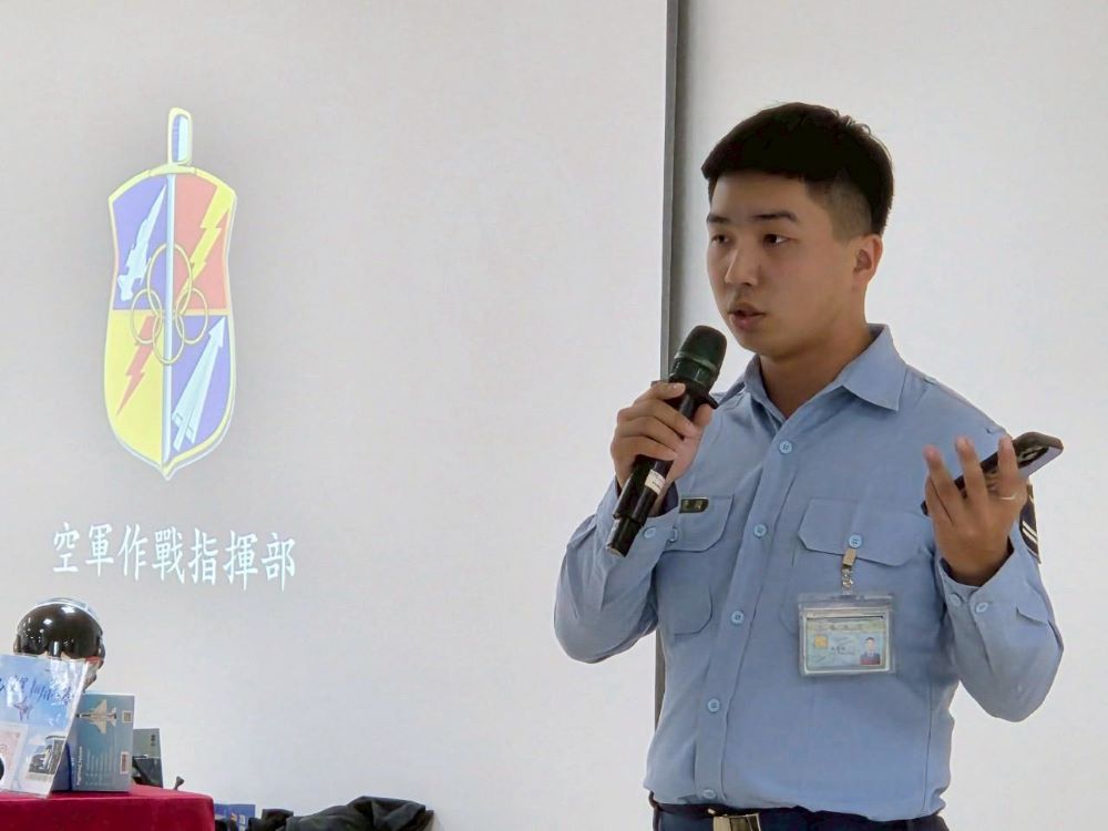 《圖說》空軍作戰指揮部維運管理隊一兵高慶錂分享，從軍讓他改善家庭生活  也無後顧之憂。〈社會局提供〉