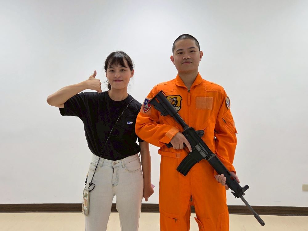 《圖說》土城社福中心周社工帶服務的案家參訪，案家換上軍服試著感覺從軍的帥氣和英挺。〈社會局提供〉