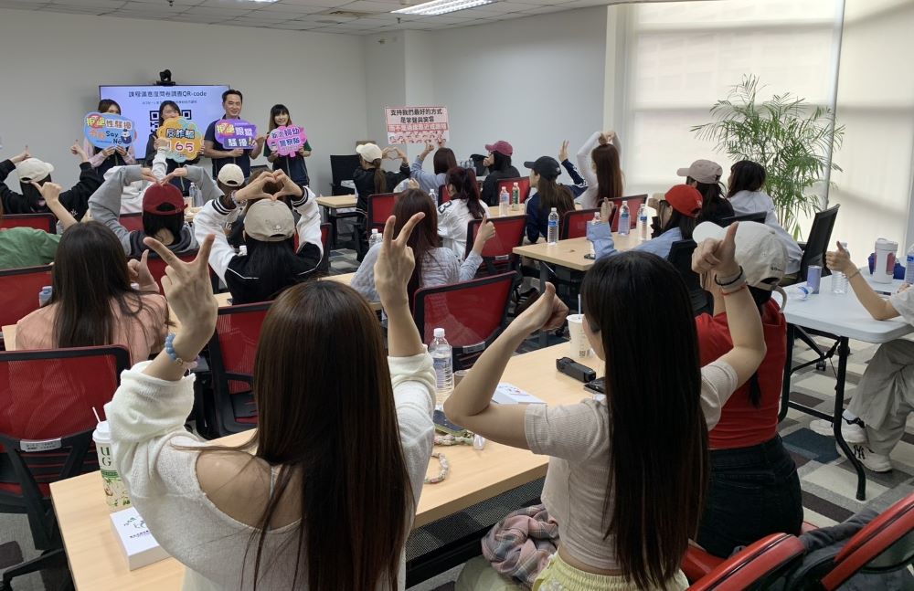 《圖說》劉家次以案例分享方式實施婦幼安全宣導,強化啦啦隊成員對於「性騷擾」及「跟蹤騷擾」的認知,以及面對熱情粉絲的騷擾行為如何應對。〈新北警提供〉