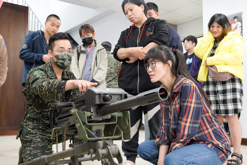 新北市攜手三軍推動就業自立專案 海軍戰隊長現身說法 向有志青年招手
