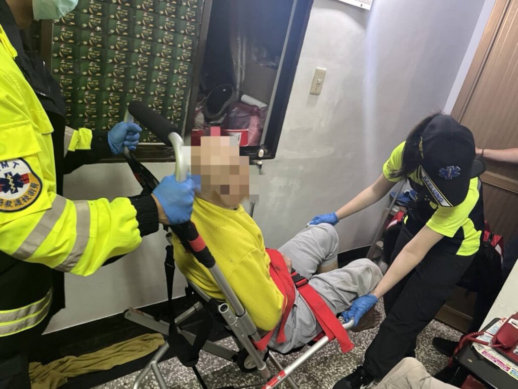 門外便當遲遲未拿 警消獲報及時救回受困老翁 3 1745844201514
