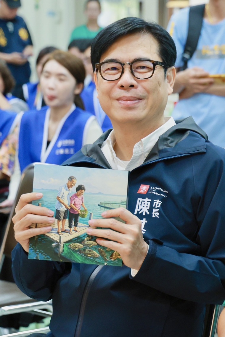 「馨心學堂」創新身心障礙講師的數位賦能培訓,為身障朋友創造數位機會,並導入AI科技應用、結合企業志工,走入陪伴社區服務長輩,陳其邁欣慰地展示長輩運用數位技能所創作的溫馨畫作。