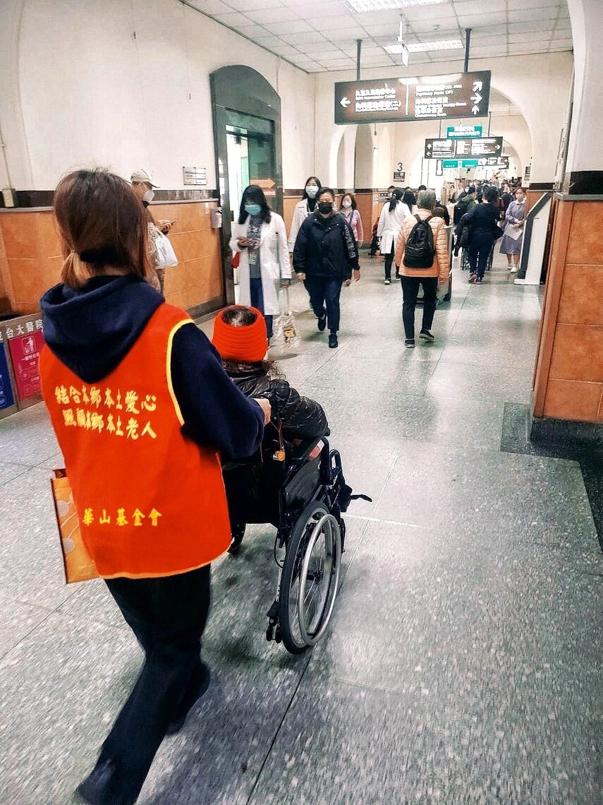 圖/華山社會福利慈善事業基金會旗山站,舉辦2025愛老人端午動起來公益行動。 (黃山高攝)