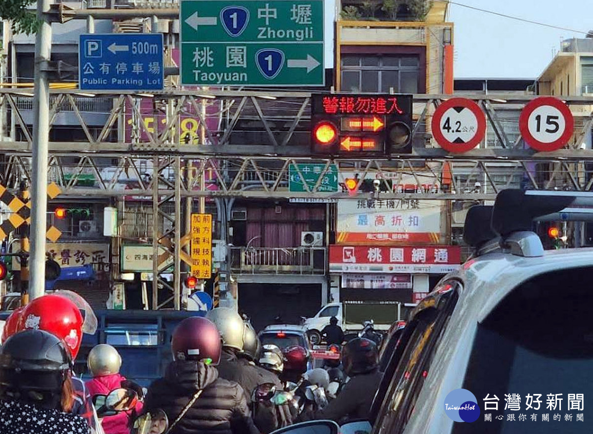 內壢平交道婦人誤闖被列車撞死 ，民眾被塞在車陣中（內壢大小事社團提供）