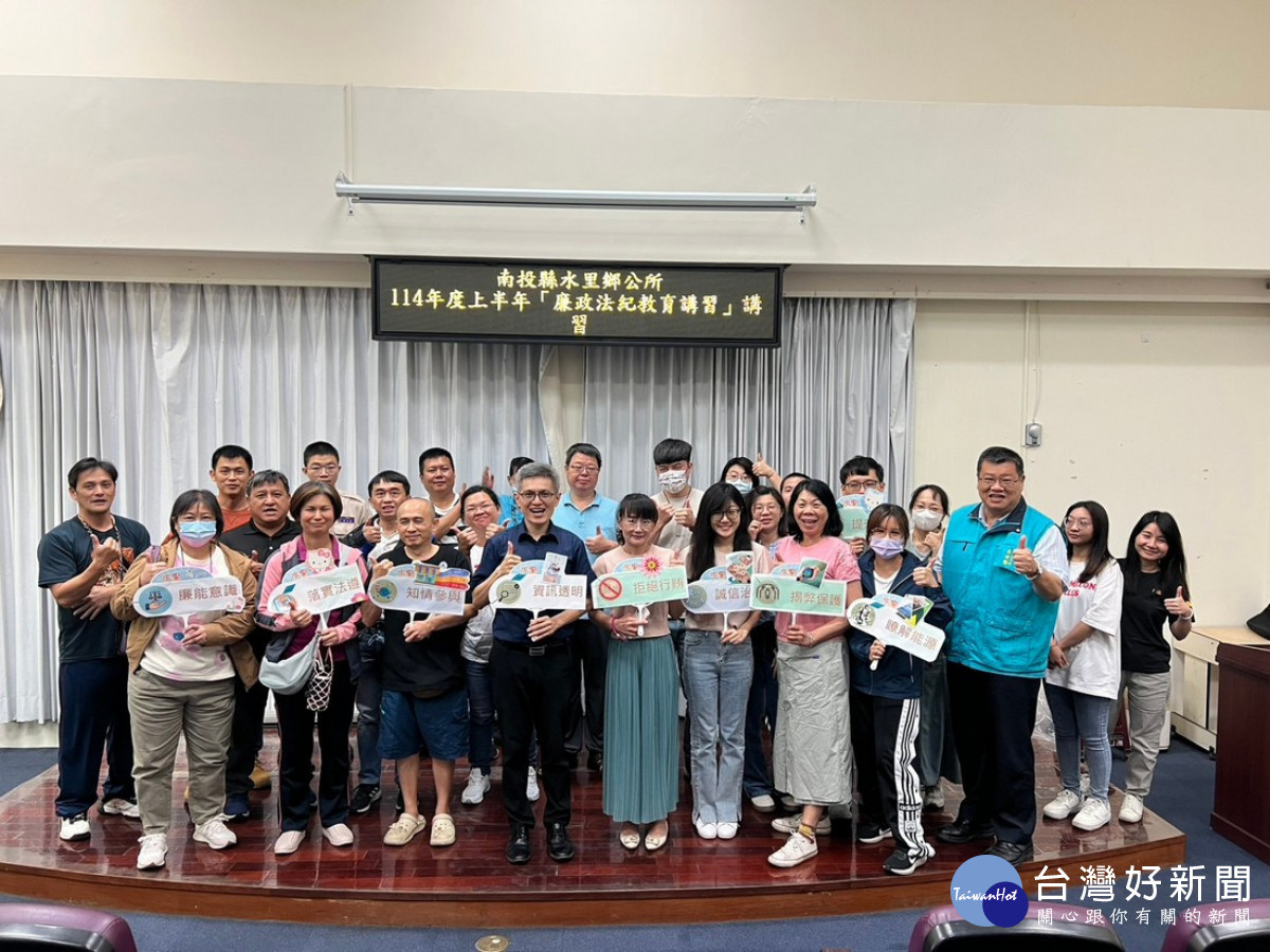 何檢察官(左5)與學員合影。