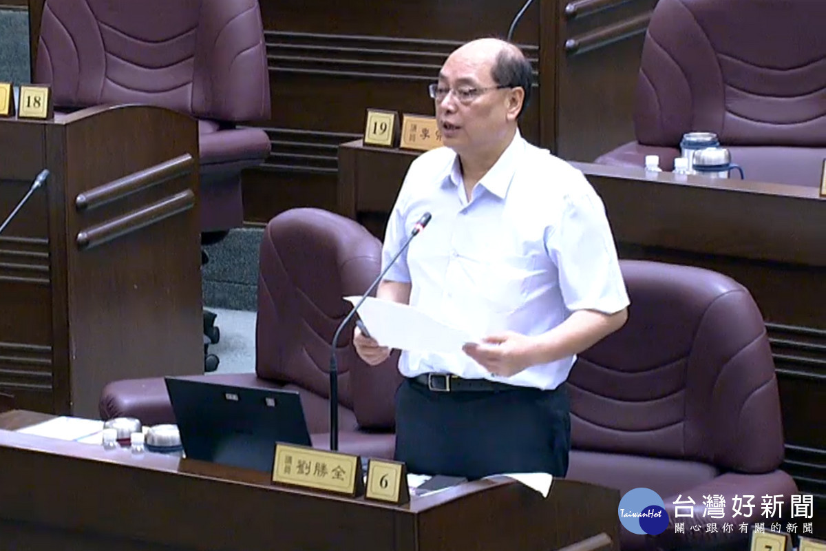 桃園市議員劉勝全於議事堂進行質詢。<br /><br />