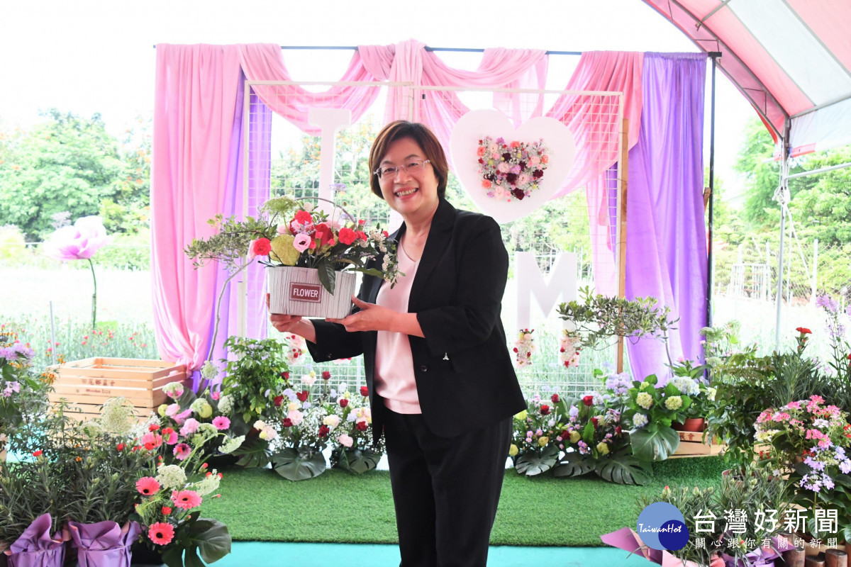 田尾康乃馨推廣,氣候因素導致康乃馨減產約2成,縣長王惠美呼籲民眾鄉親,訂購要趁早。圖/記者鄧富珍翻攝
