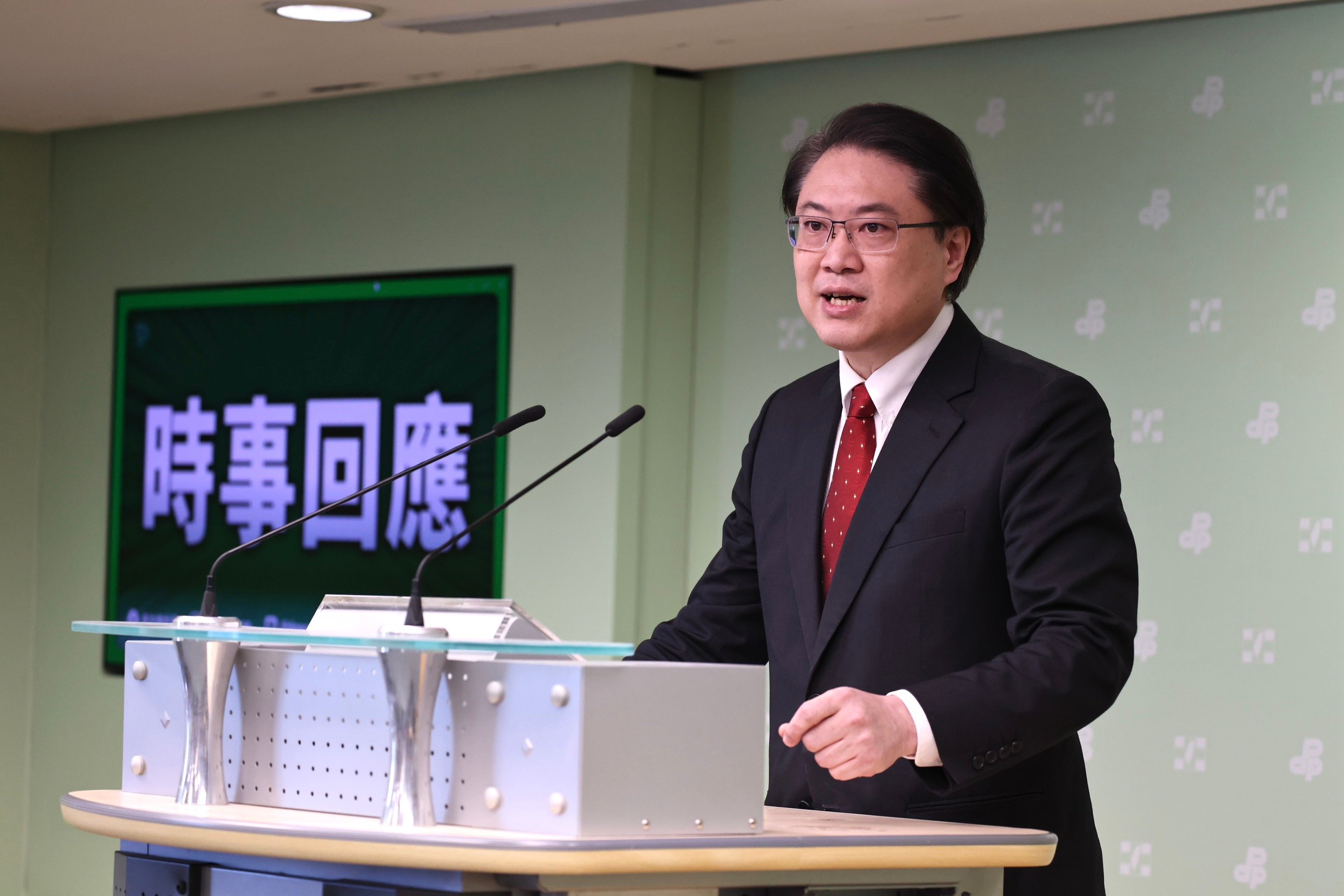 民進黨秘書長林右昌29日)批朱立倫附和中共謀台,縱容毀憲亂政,用作弊反民主。林啟弘攝