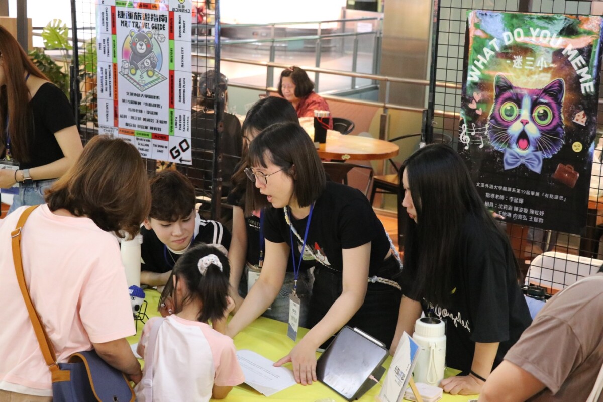 （靜態展）文藻外語大學翻譯系學生向民眾介紹筆譯成果(圖/文藻外語大學翻譯系提供)