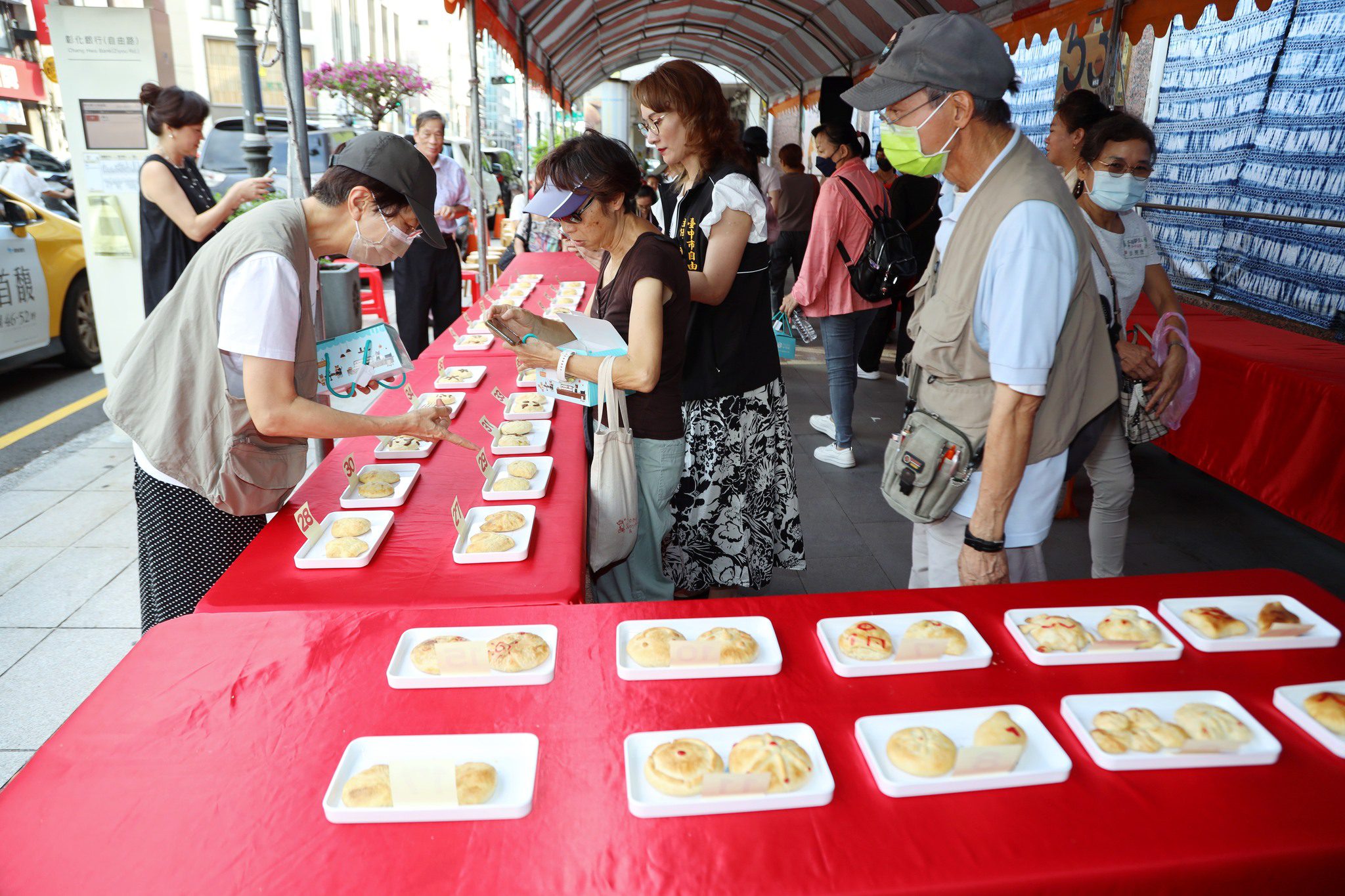 台中自由路商圈推物調券優惠　消費即送奶油酥餅吸引饕客