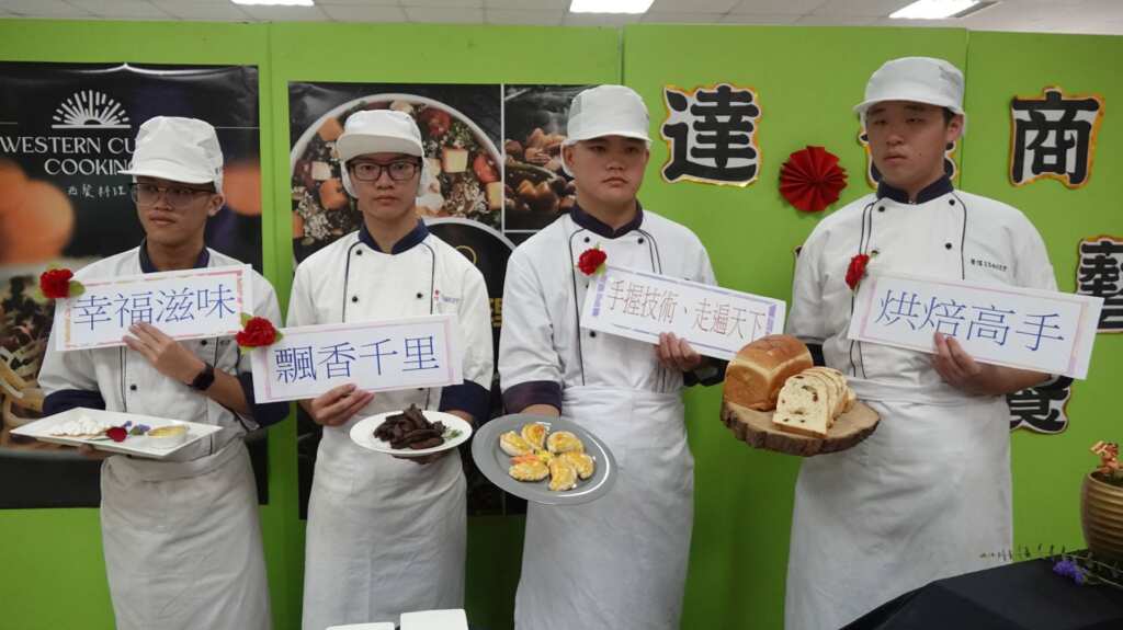 ▲靜態展區由餐三信、餐三義與烘三信班同學負責，涵蓋專題製作、地方小吃、餐飲服務、西式點心、歐包製作、蛋糕裝飾、果雕及異國料理等多元課程內容展示。（記者林明佑攝）