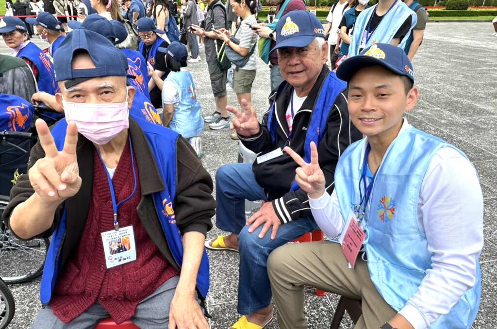 ▲頂新和德文教基金會同仁與志工化身一日孫子一路陪伴。（頂新和德文教基金會提供）