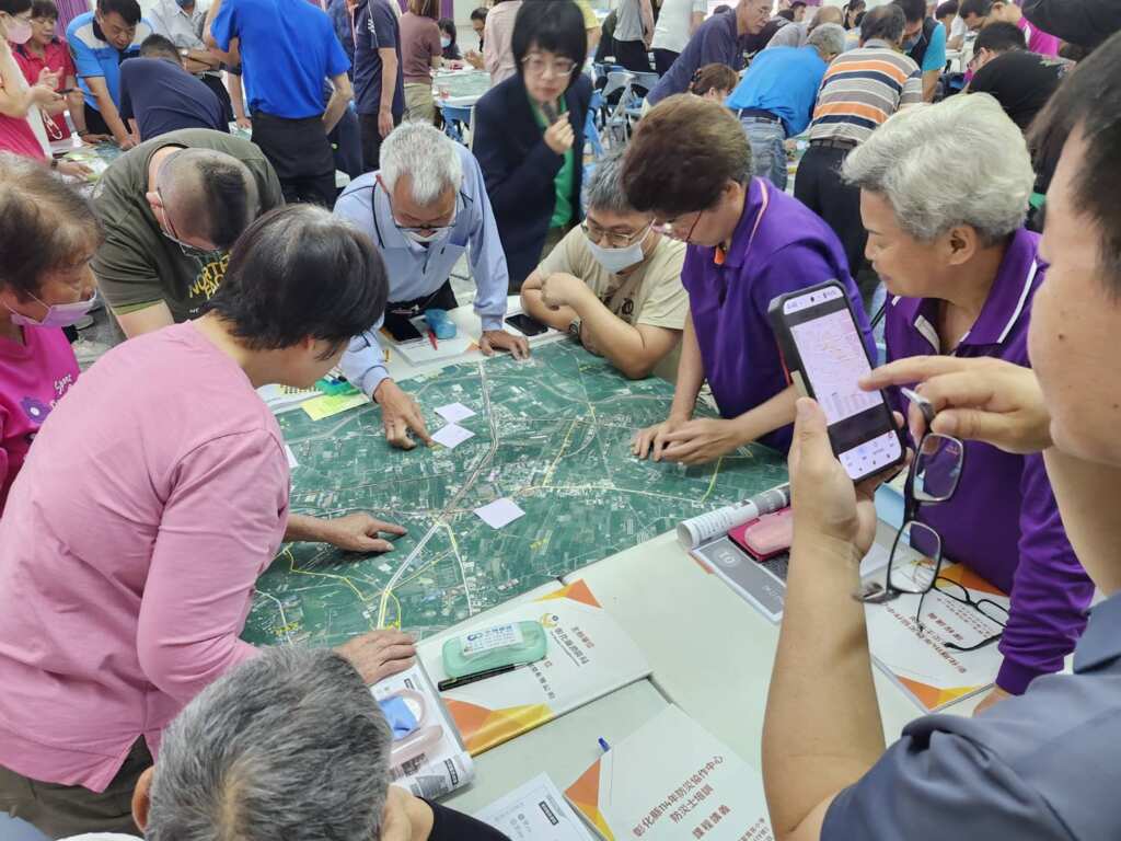 ▲為強化地方災害應變體系並提升基層防災人力素質，彰化縣消防局在埔心鄉明聖國小辦理「防災協作中心防災士教育訓練」，共有80位來自各鄉鎮市防災協作中心成員踴躍參與。（彰化縣消防局提供）
