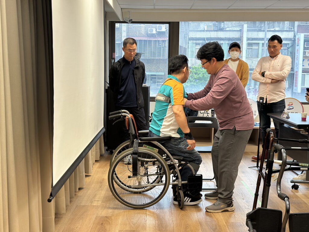 多扶協會「無障礙駕駛服務訓練營」提供無障礙服務專業養成與認證實戰。(圖片提供：社團法人多扶無障礙生活與交通發展協會)
