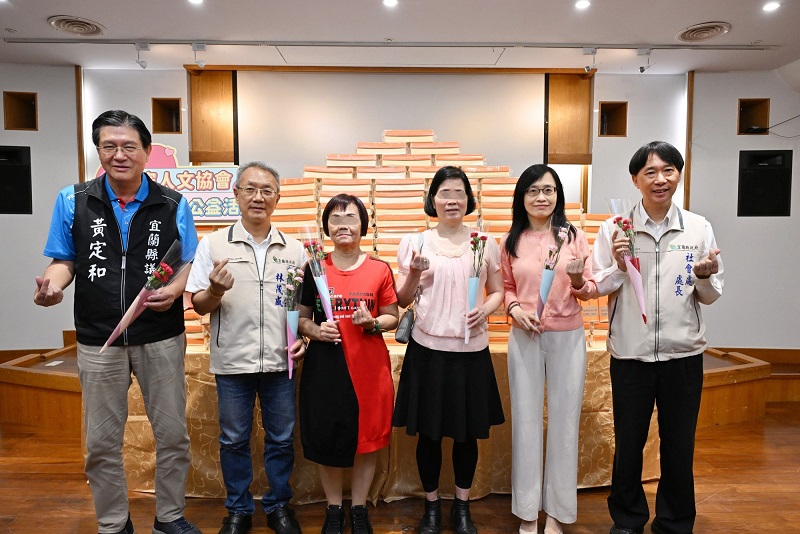 ▲協會六度於宜蘭縣捐贈母親節蛋糕,理事長張旖(右二)及代理縣長林茂盛(左二),與出席的受贈家戶代表合影留念。