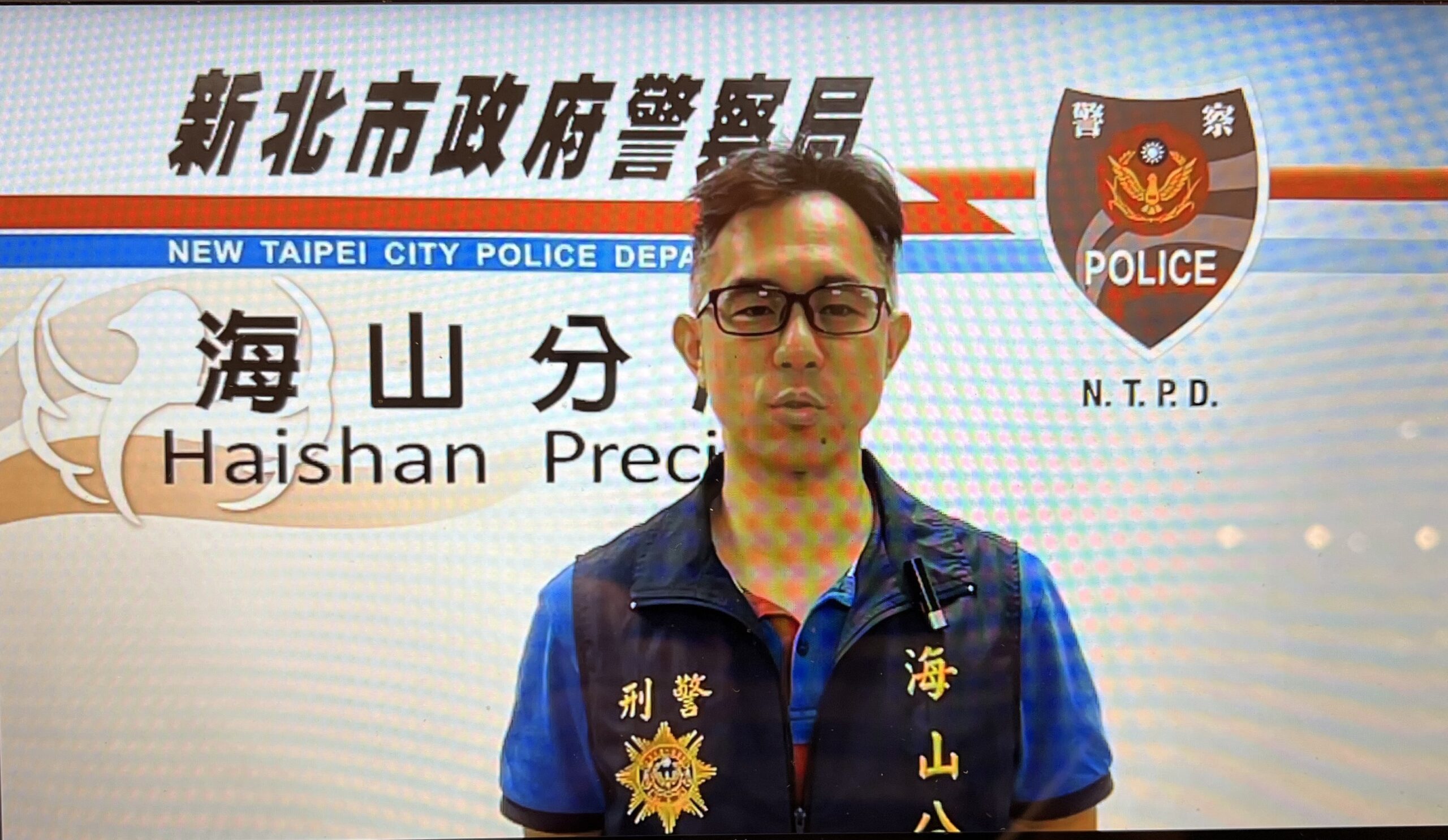 兩酒男捷運車廂細故爭執 海山警帶回管束 1 《圖說》海山分局偵查隊副隊長陳聲華說明案情。〈海山分局提供〉