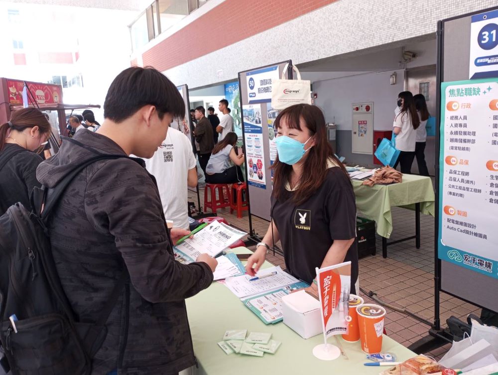 助學子掌握就業先機 龍華科大校園徵才逾2200職缺 2 《圖說》校園徵才現場,畢業學子積極與廠商面談與諮詢,瞭解產業現況。〈龍華科大提供〉