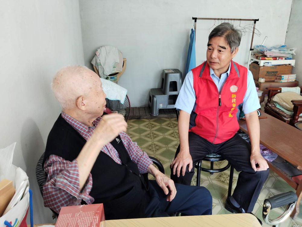 關懷土城區榮民 林振生親率隊送暖 5 《圖說》林振生處長關懷訪視榮民葛伯伯。〈新北榮服處提供〉