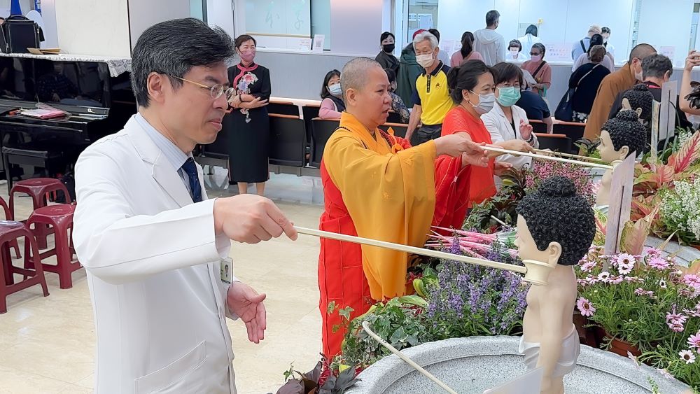 《圖說》臺北醫院浴佛祈願大眾健康平安。〈臺北醫院提供〉