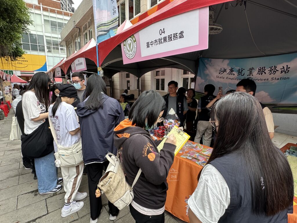 43家企業現場徵才   嶺東科大畢業生超搶手
