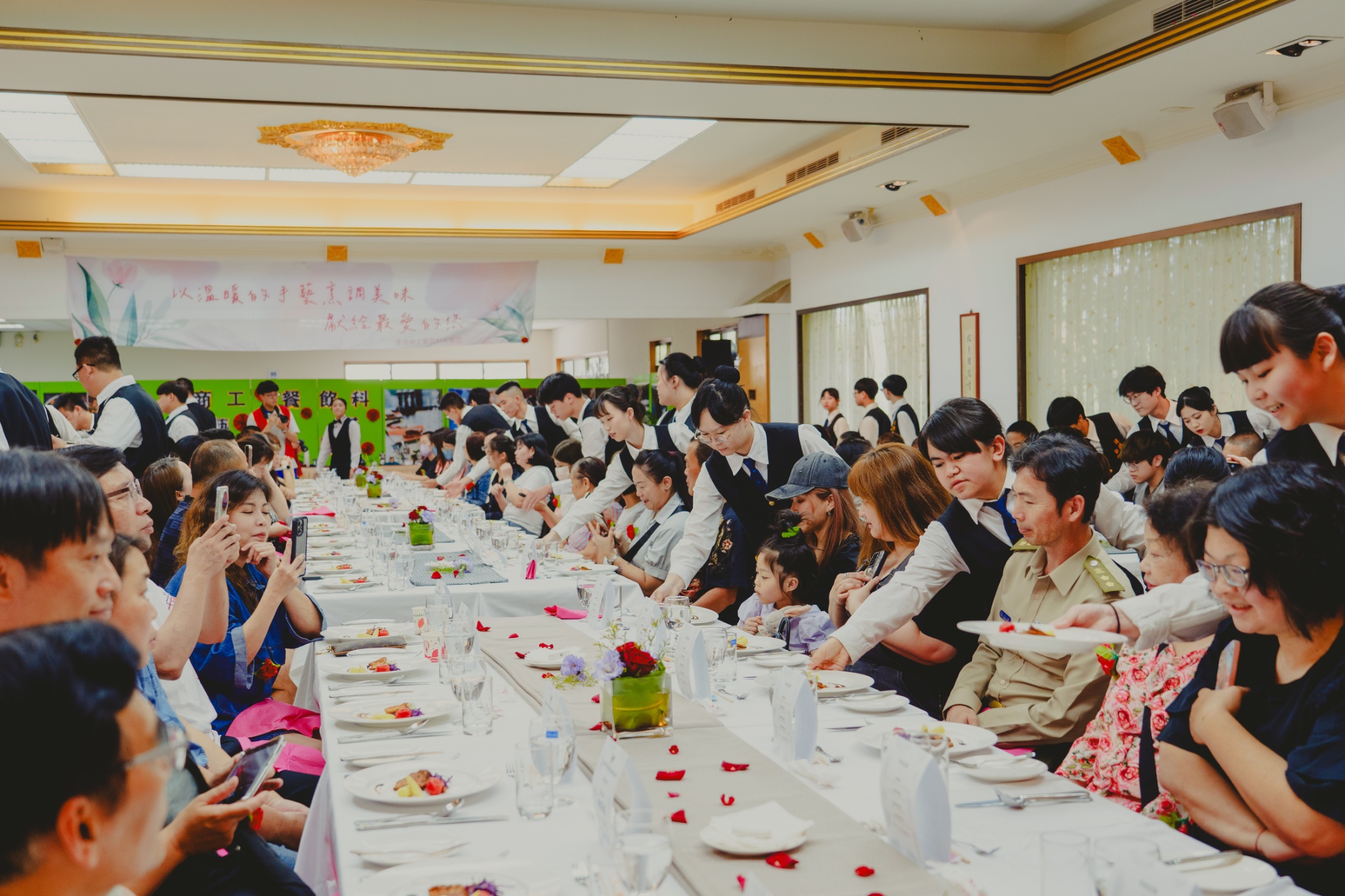 達德商工成果展溫馨登場 學生以三年所學為母親獻上感恩饗宴 - https://www.watchmedia01.com