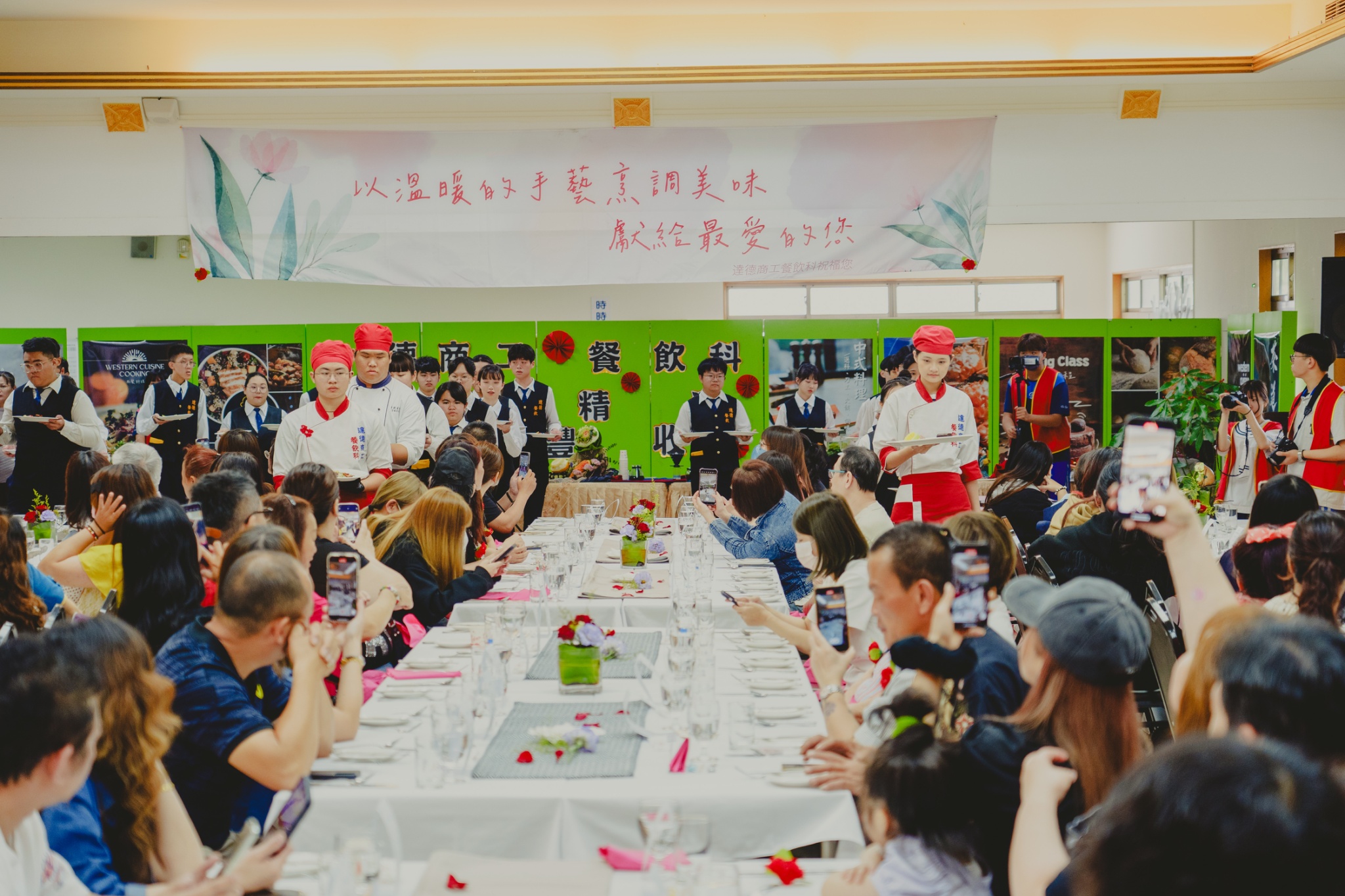達德商工成果展溫馨登場 學生以三年所學為母親獻上感恩饗宴 - https://www.watchmedia01.com