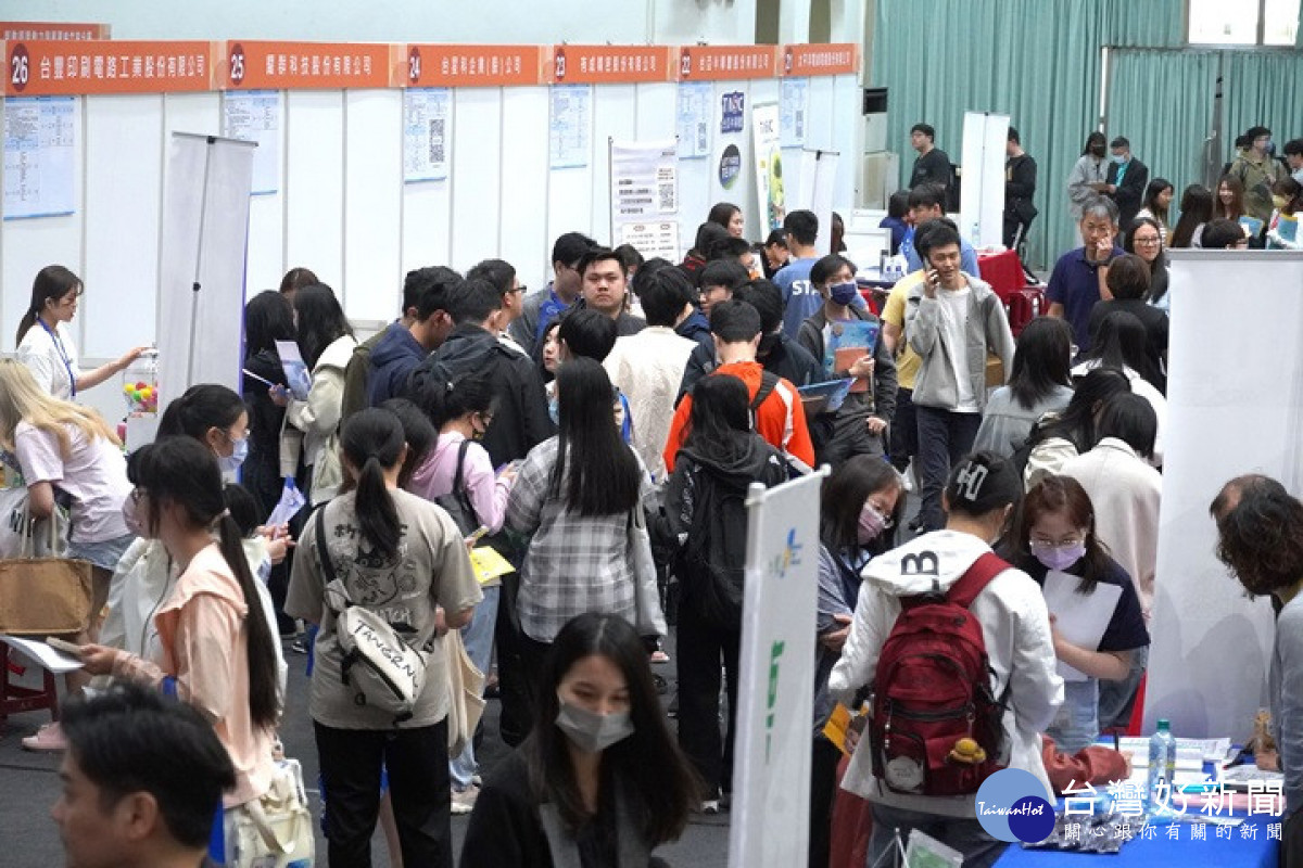 中華大學29日舉辦「校園徵才博覽會」,現場人潮滿滿。
