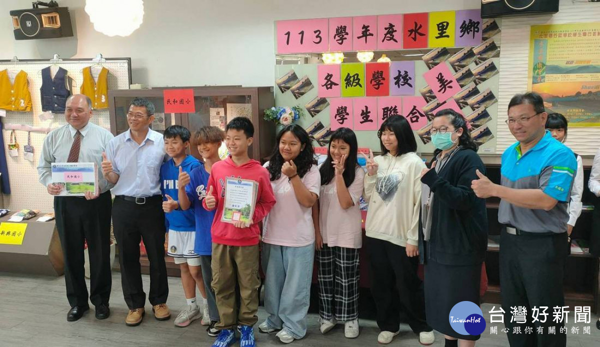 水里鄉教育會理事長成城國小謝濰萁校長(右1)和水商徐文法校長(左1)親自頒發參展證書給到場的參展學生以資鼓勵。