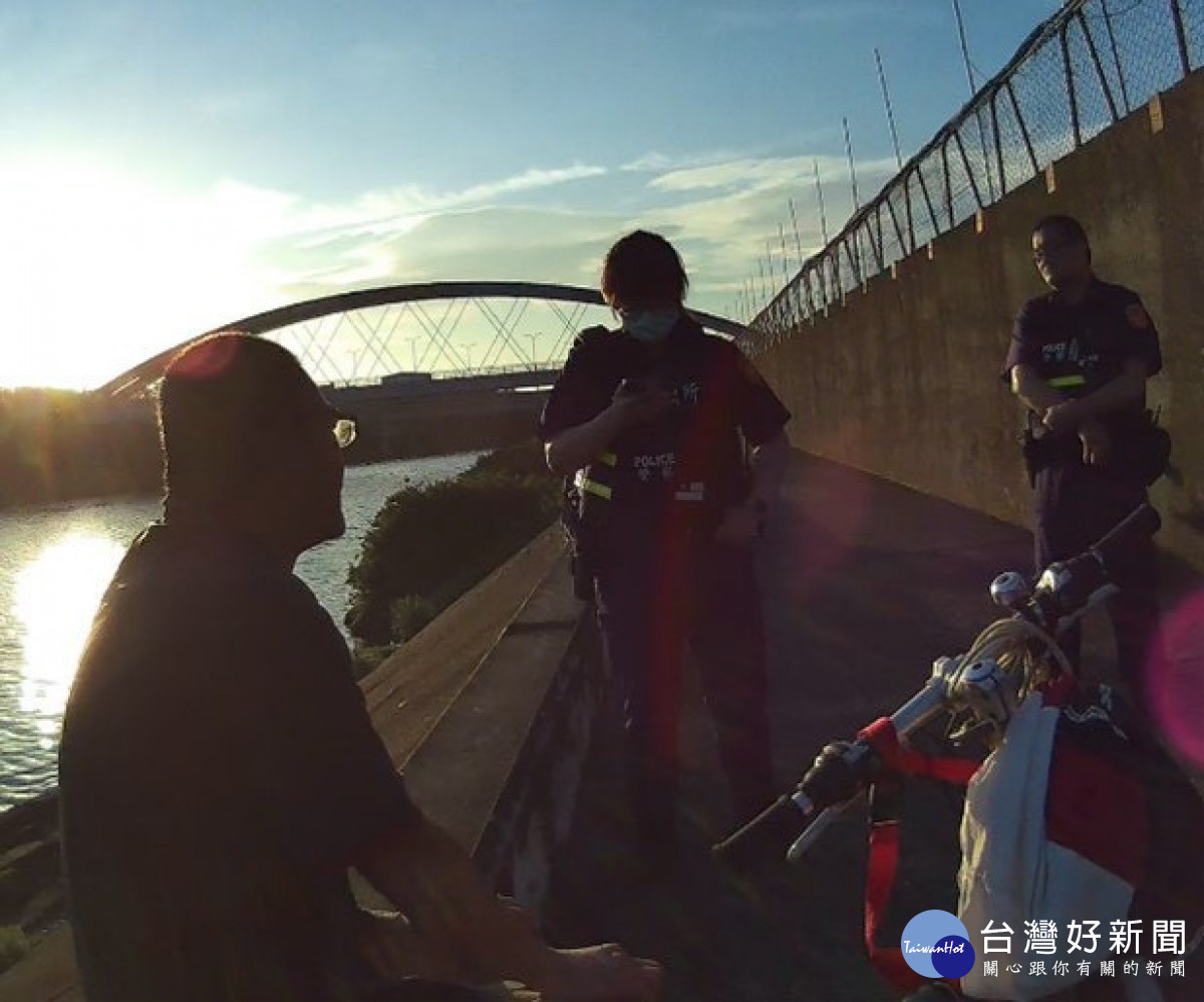 暖心勸導下，最終成功讓李男打消輕生念頭。