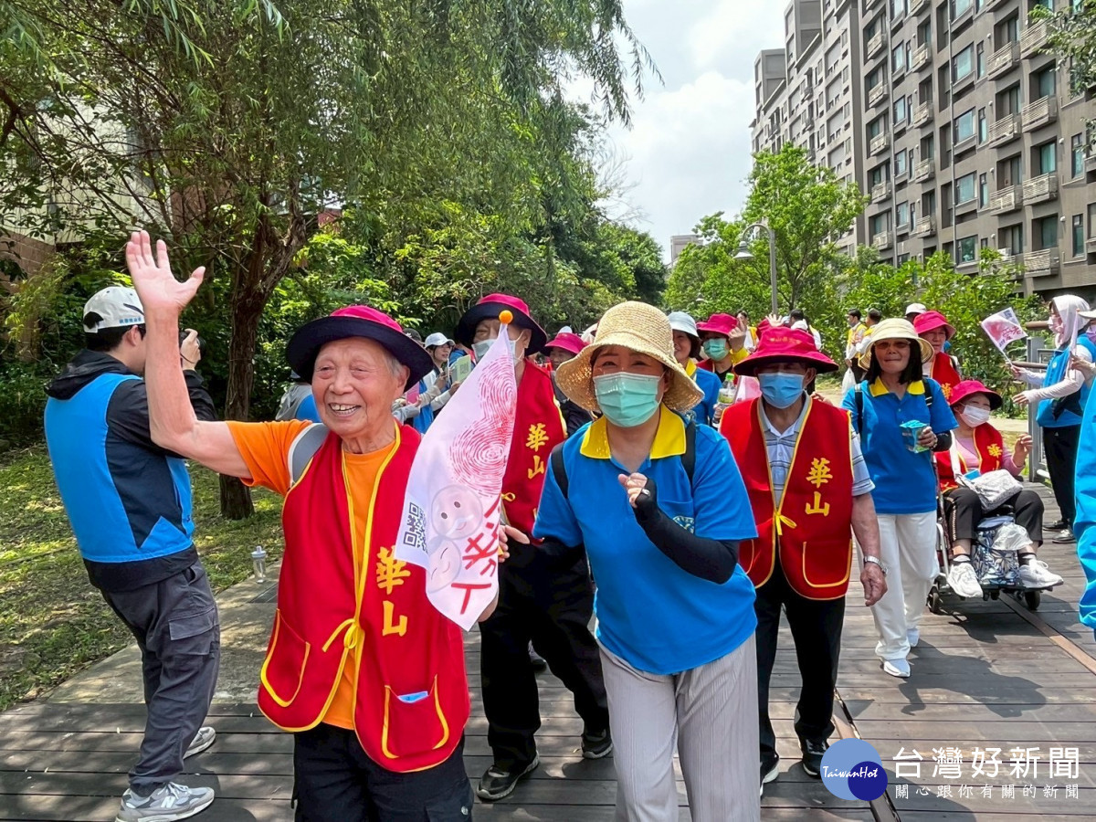 華山基金會發起「逗陣愛老讓愛無限」 桃林鐵路牽手同行健走活動