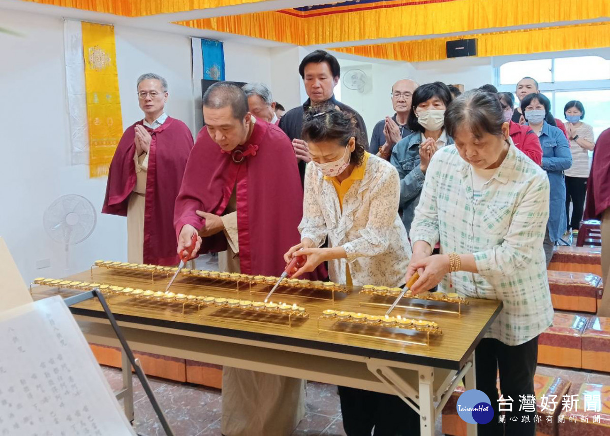 覺行弘法中心舉行佛前供燈儀式。