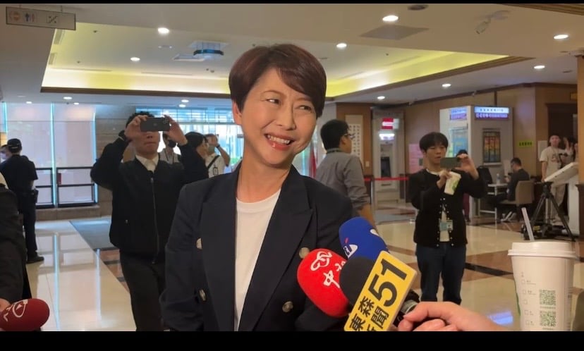 陳亭妃躲著不跟等在電梯口的謝龍介握手後，走到一旁受訪時說，謝龍介和林俊憲比較好。翻攝畫面
