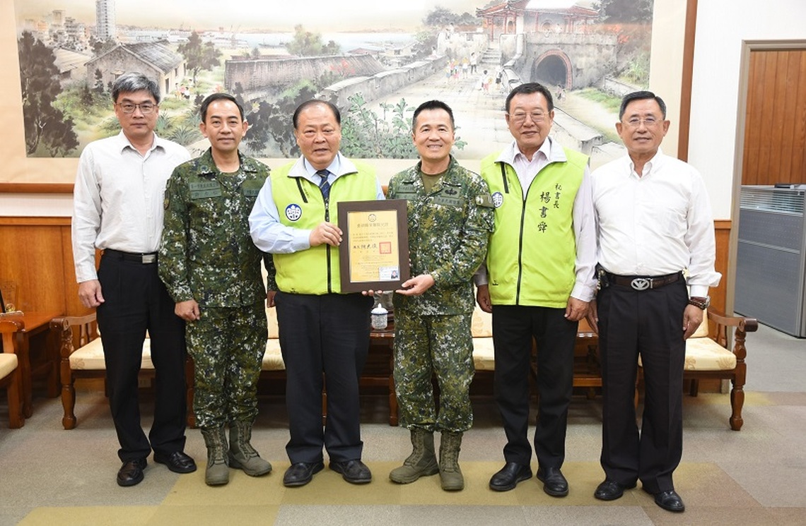 陳光復頒澎防部指揮官郭俊德榮譽縣民證 感謝深化軍民情誼