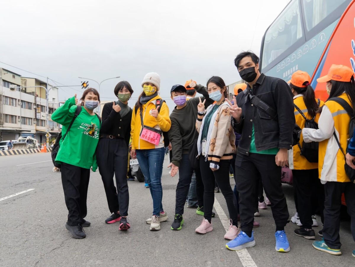 ▲香燈腳們穿著限量授權款的Ustini豹豹極地鞋,徒步進香減少腿部疼痛感。(記者 陳雅琪翻攝)