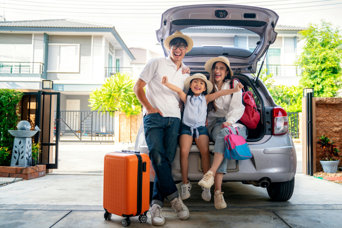 Asian,family,going,to,holiday,on,summer,vacation,before,start