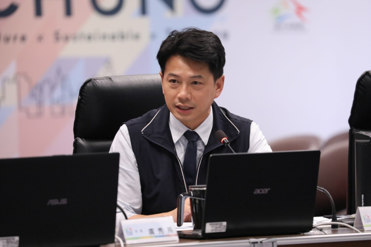 ▲交通局長葉昭甫說明，交通局已訂定「行人交通安全設施改善計畫」。(圖/中市府提供)