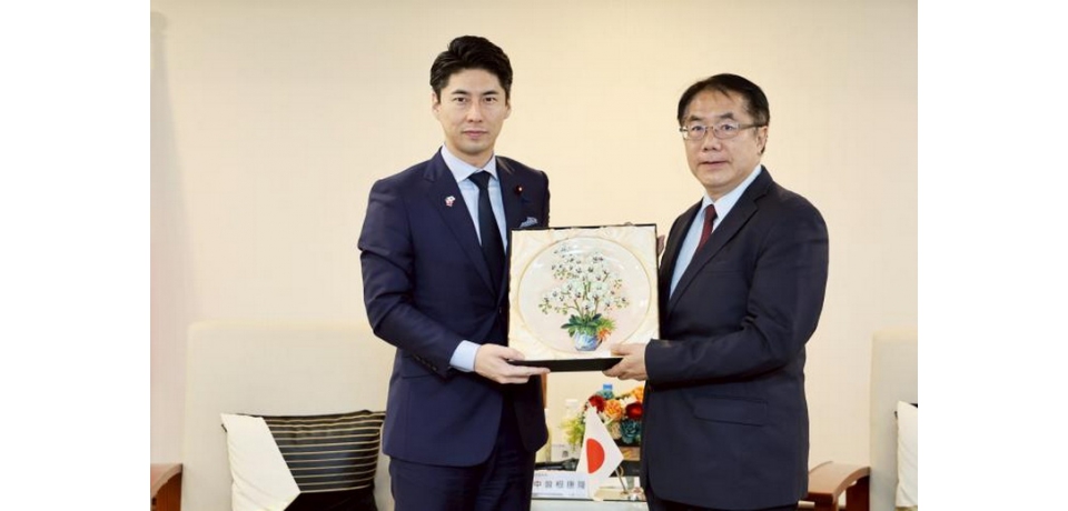 日本自民黨青年局長中曾根康隆拜會 黃偉哲致贈台南越光米見證跨時空台日情誼