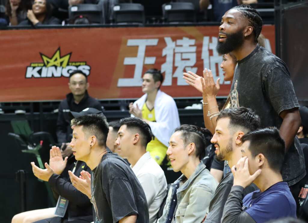 林書豪、毛加恩等人都坐在觀眾席觀戰,欣賞國王隊二線三線球員大殺四方。 (魏冠中攝影)
