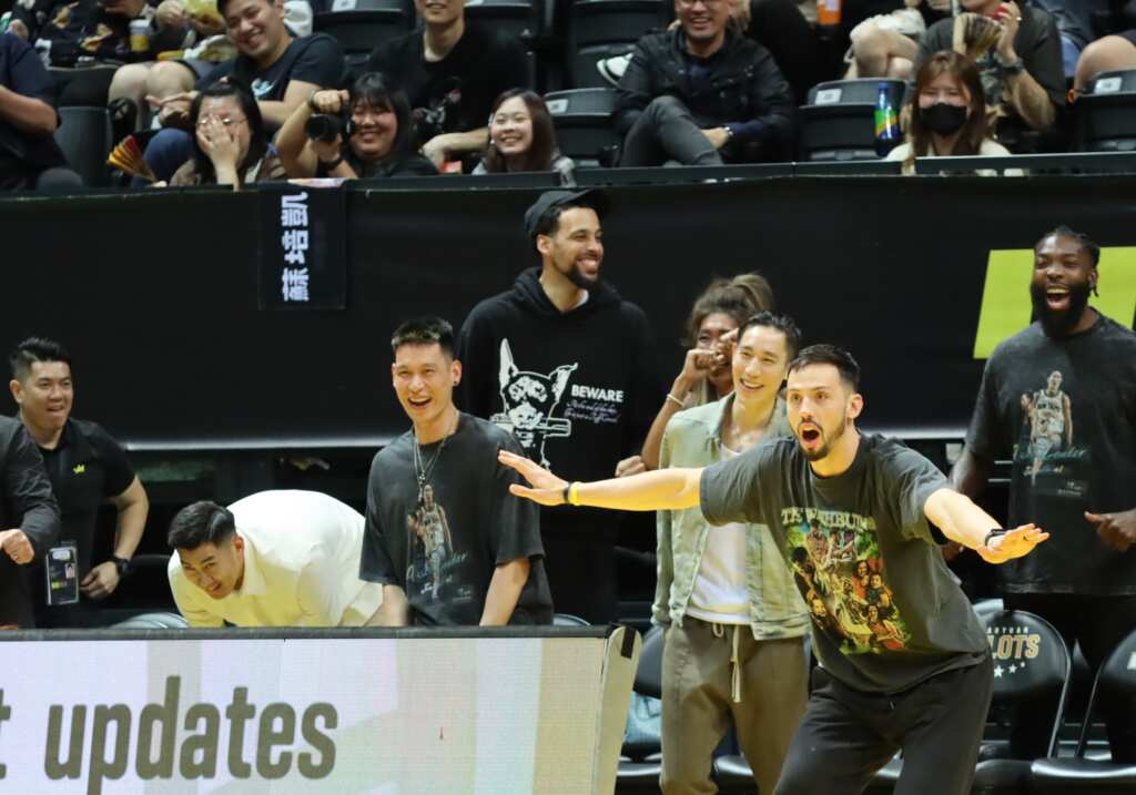 國王隊沃許本、曼尼高等變身為搞笑藝人，成為場邊最吸睛焦點。 (魏冠中攝影)