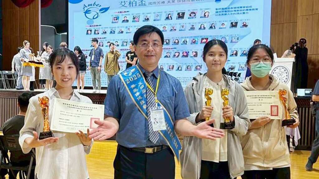 ▲大葉大學藥保系許文光老師(左二)帶領學生挑戰艾柏盃。(記者林明佑翻攝)