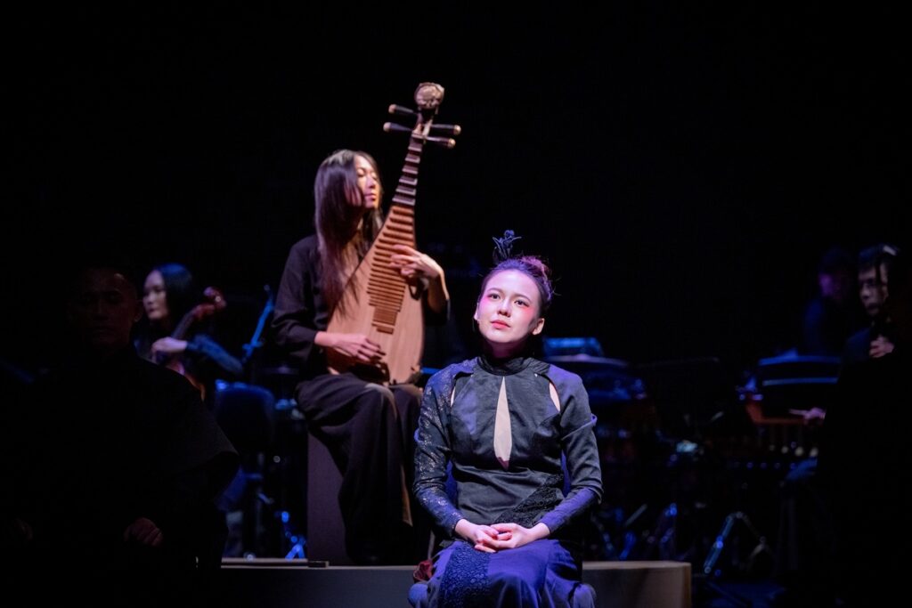 2025 NTT Arts NOVA—音樂說故事劇場《湖底之鬼》,導演鄭詠珊在〈王六郎〉故事內容之外,增加水仙花妖與老許妻子等女性角色,讓劇情層次更豐富。(圖/歌劇院提供攝影:強振國)