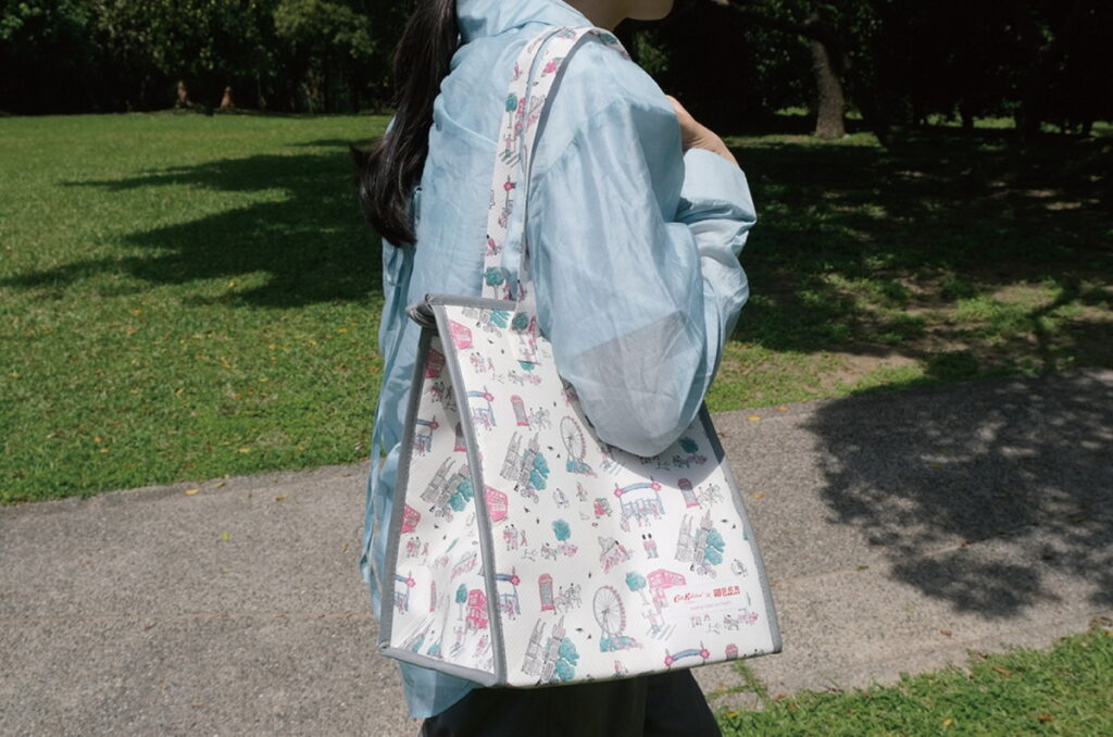 亞尼克儀式感應援啟動,Cath Kidston聯名保冷袋加購價199元,送給媽咪時髦的日常配件