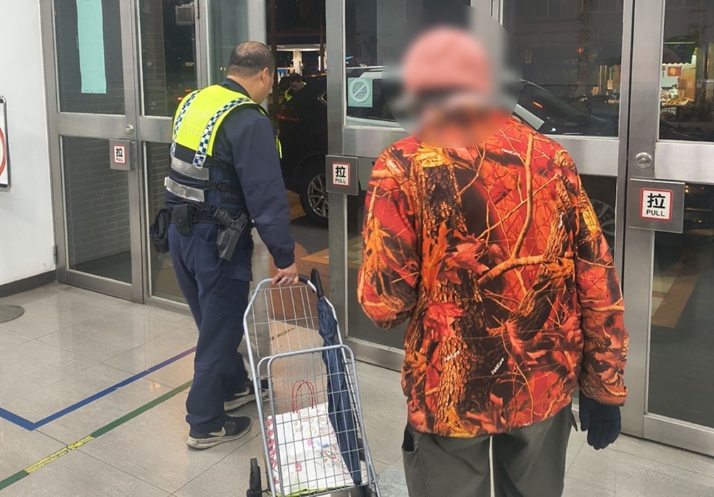 ▲圖說:在澎湖出差的陳男靠手機定位發現父親走失,立即報警尋回流浪街頭的失智父 (圖/台中市政府 提供)