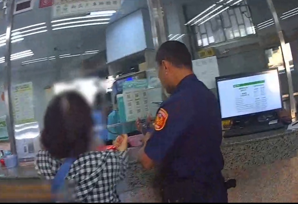 董事長怎麼可能缺錢 警耐心說明老婦當場驚覺受騙 249 248250430a03