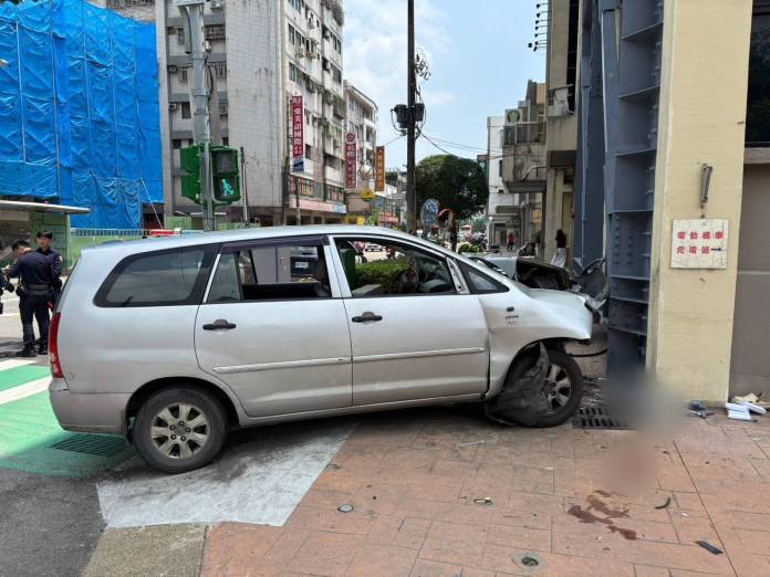 【有片】八德公所前車禍!轎車逆衝撞牆波及行人釀1死1傷 782555 0