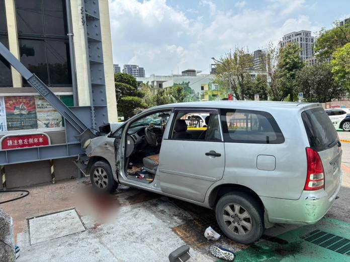 【有片】八德公所前車禍!轎車逆衝撞牆波及行人釀1死1傷 782556 0