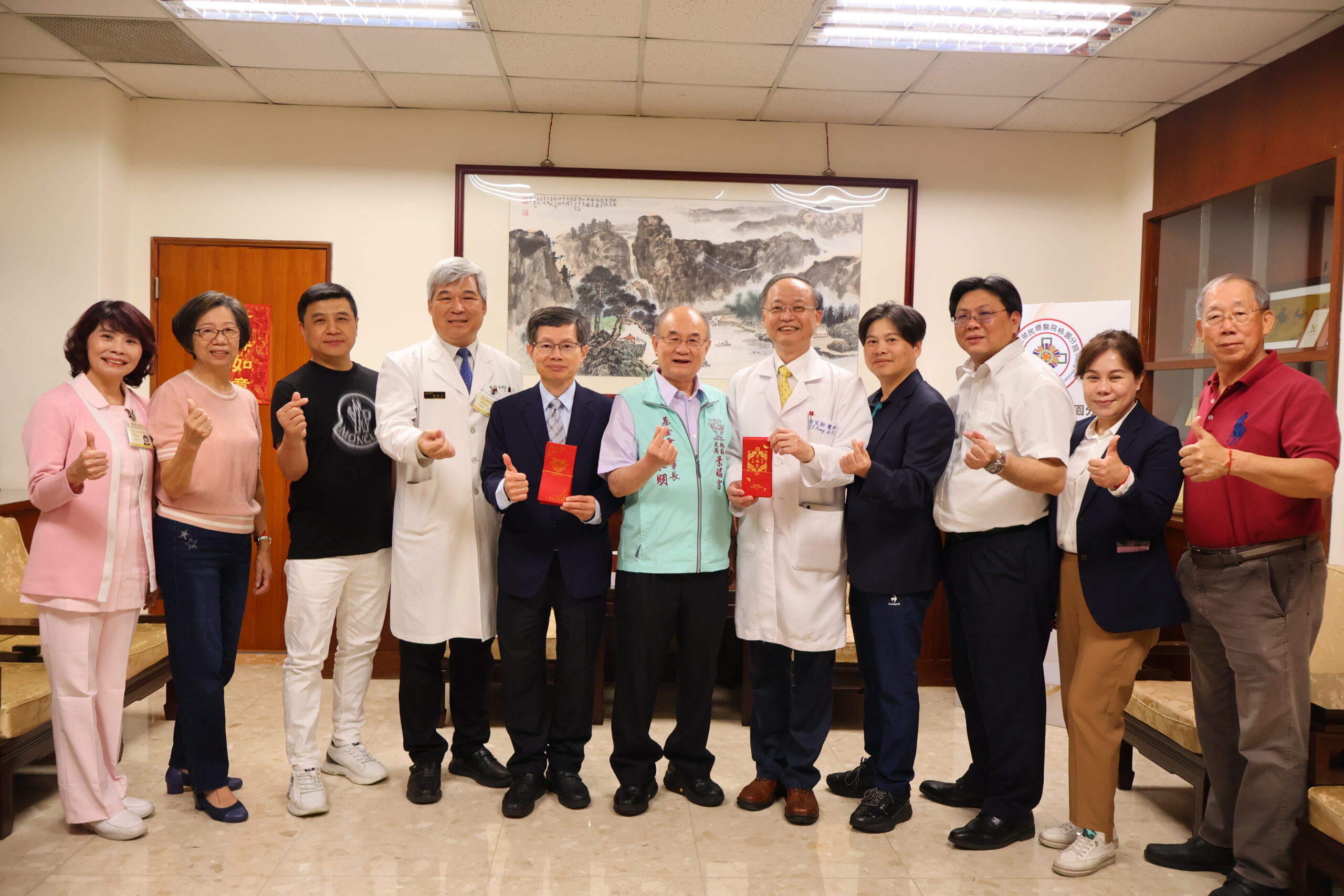 桃園企業、基金會暖贈北榮桃分院潔膚露 肯定護理人員辛勞 132454664 5 scaled