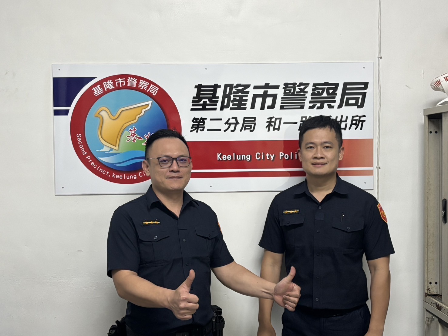 第二分局和一路派出所警員王郁仁、鄭旭翔(左至右)。(記者薛秀蓮翻攝)