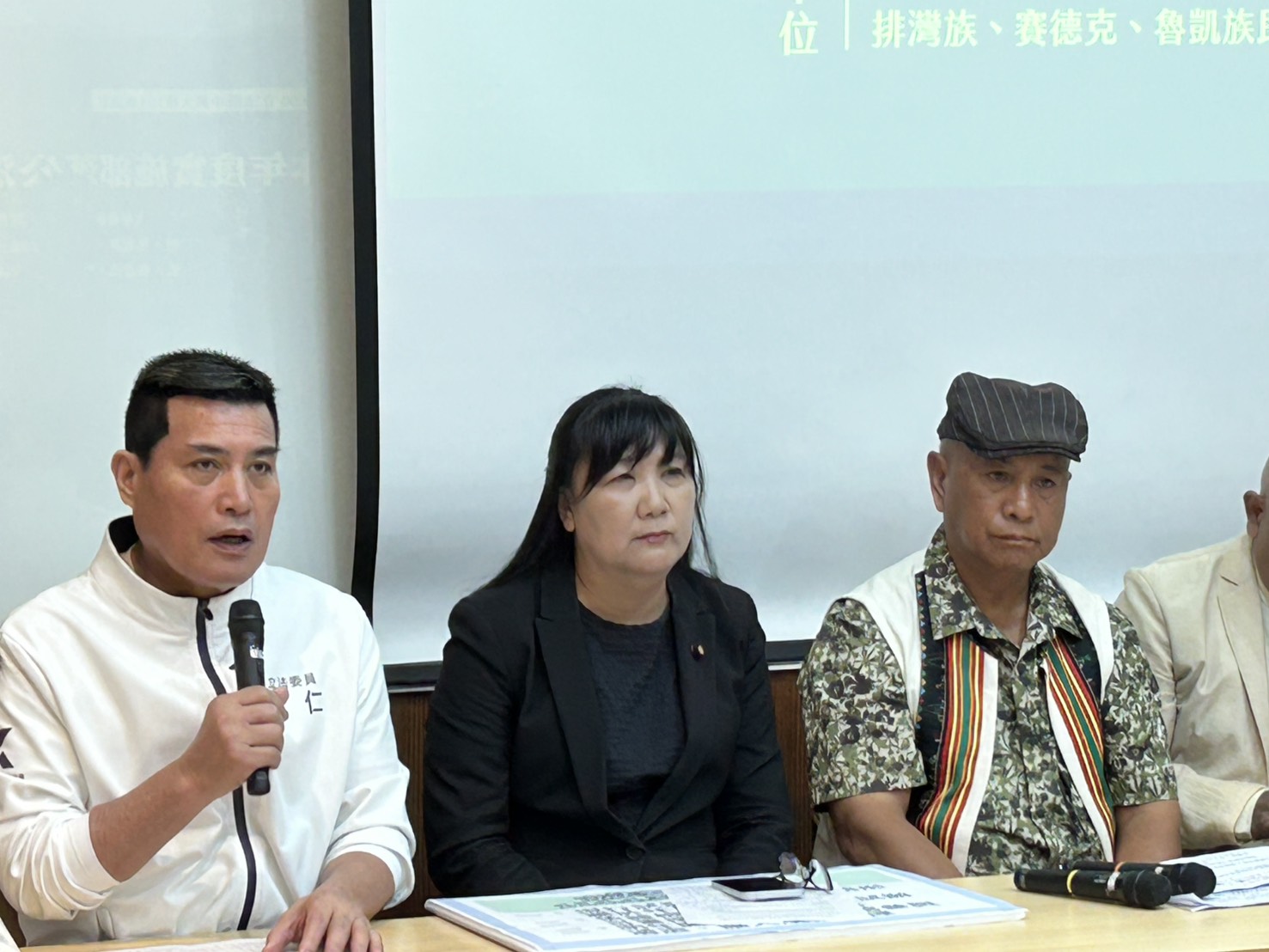 黃仁(左1)認為，我國的原住民族行政在數度嘗試之後，創造出「部落」、「原住民家戶」兩種新的「權利主體」。(記者 包克明攝)