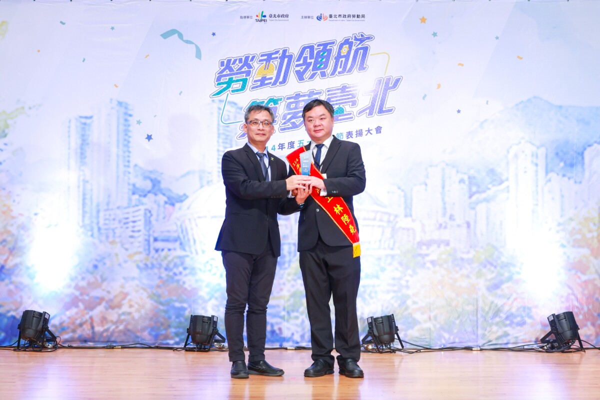 ▲張溫德副市長頒發模範勞工獎項。
